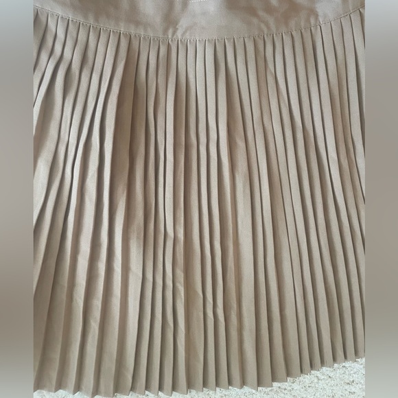 Brand new WD-NY mini skirt pleaded beige size large - Picture 2 of 4